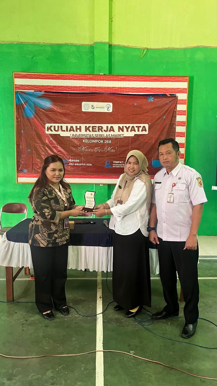 penyerahan plakat kepada Kepala Bidang UMKM Dinas Perdagangan dan Koperasi Usaha Kecil dan Menengah Kabupaten Wonogiri. (Dok. Pribadi/KKN 268 UNS)