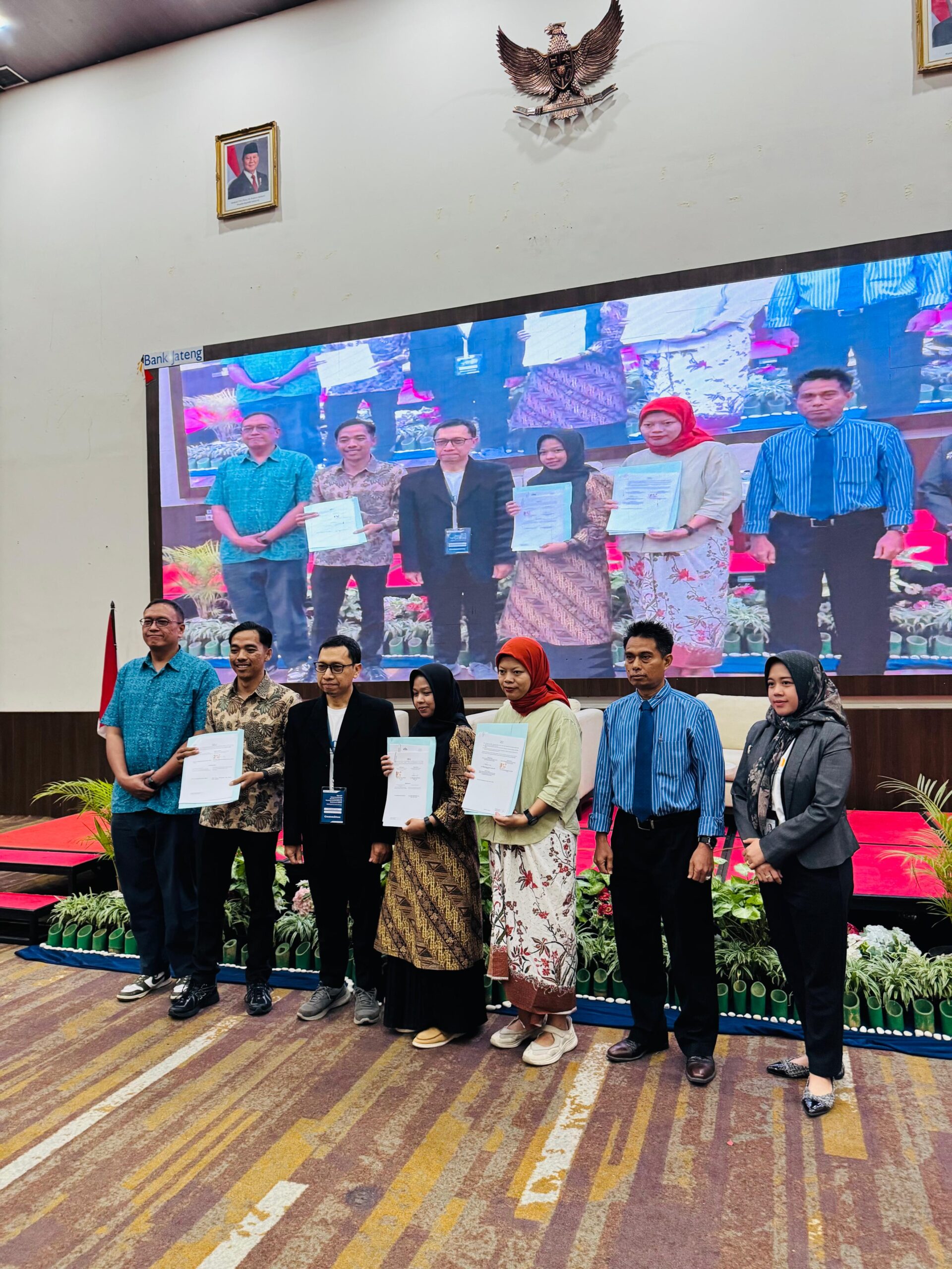 Best Presenter dan Best Paper dalam acara ICOSAPS 2026. (Dok. Humas ICOSAPS 2026)