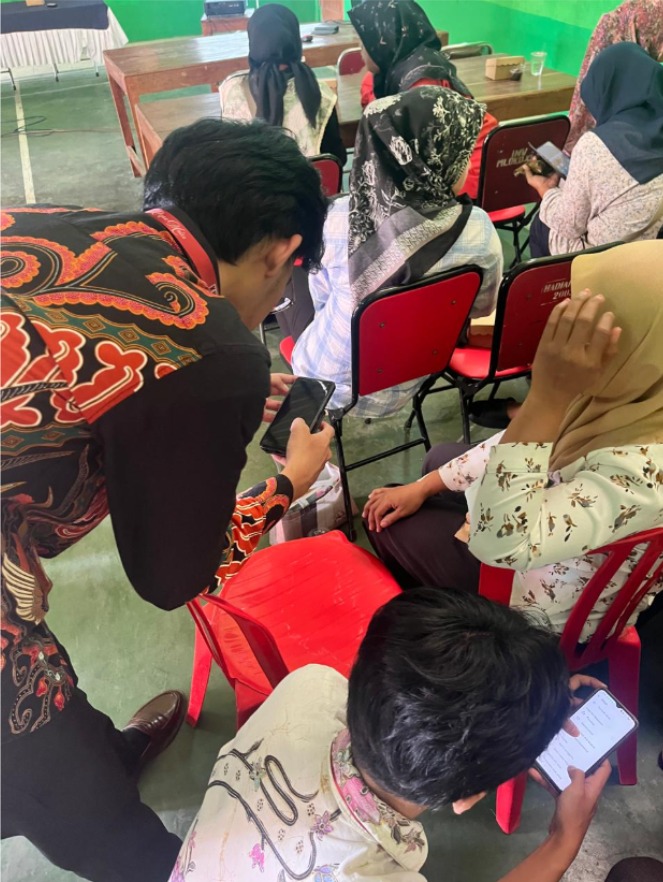 Pendampingan pembuatan QRIS kepada pemilik UMKM. (Dok. Pribadi/KKN 268 UNS)