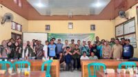 Foto bersama peserta melaksanakan edukasi pembuatan pupuk organik dari pupuk kandang dan pelatihan pengecekan pH tanah pada tanggal 10 Agustus 2026 di Balai Desa Gedebeg, Kecamatan Ngawen, Kabupaten Blora. (Dok. pribadi/KKN 20 UNS)