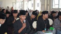 Mahasiswa Magang Kependidikan Terintegrasi (MKT) Universitas Tidar mendampingi peserta didik untuk menghidupkan kembali kegiatan hadroh yang sebelumnya belum berjalan secara optimal. (Dok. Pribadi/MKT Untidar)