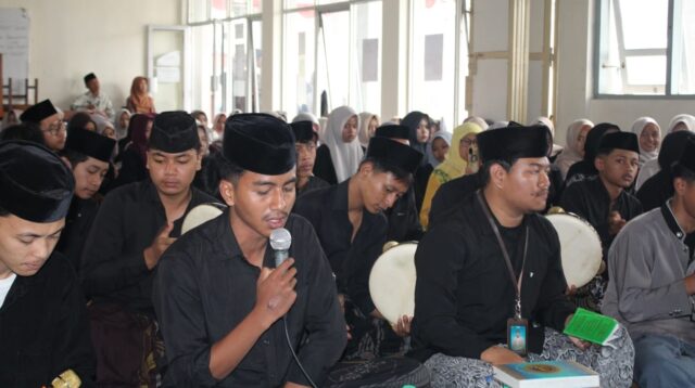 Mahasiswa Magang Kependidikan Terintegrasi (MKT) Universitas Tidar mendampingi peserta didik untuk menghidupkan kembali kegiatan hadroh yang sebelumnya belum berjalan secara optimal. (Dok. Pribadi/MKT Untidar)