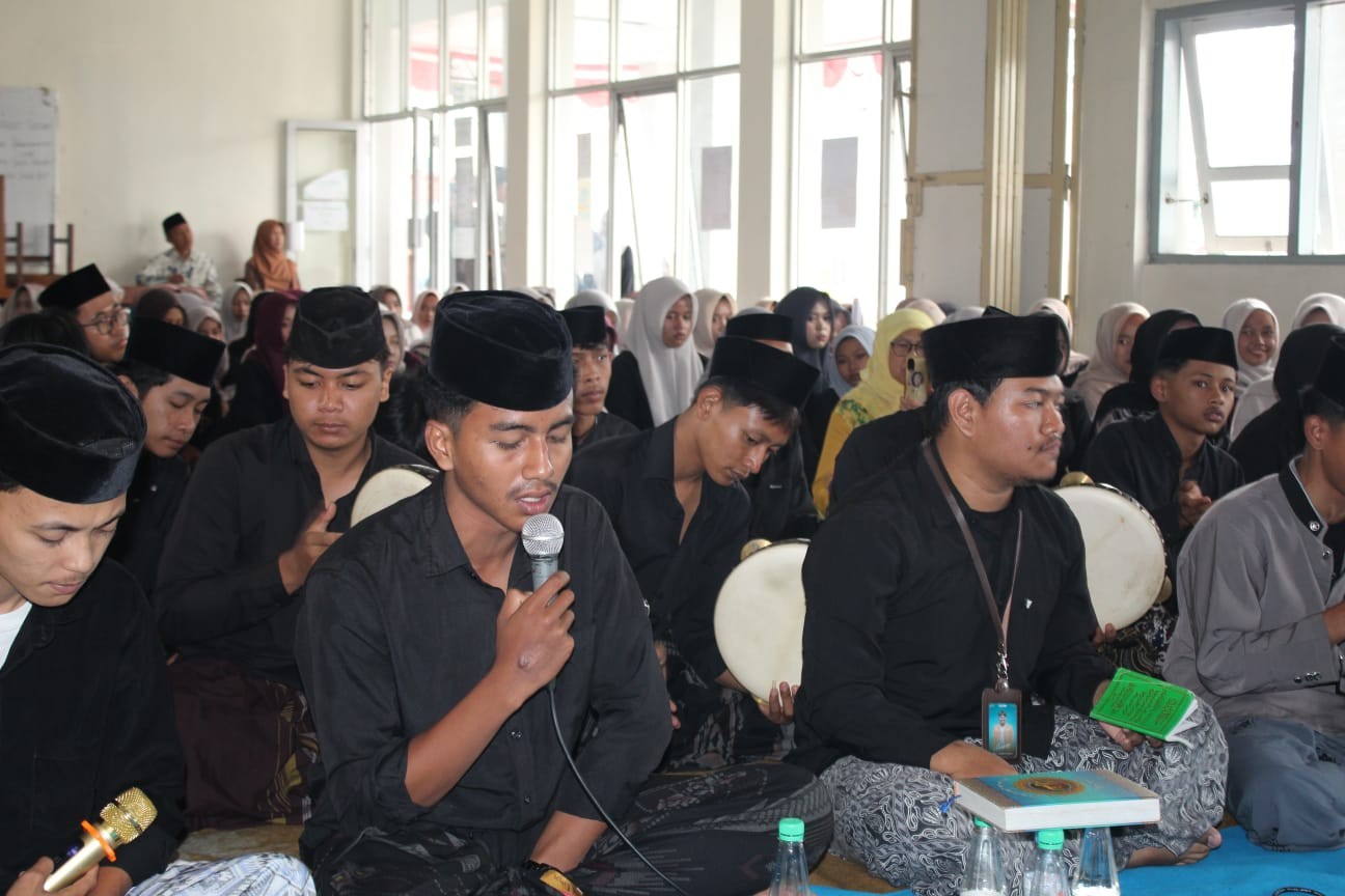 Mahasiswa Magang Kependidikan Terintegrasi (MKT) Universitas Tidar mendampingi peserta didik untuk menghidupkan kembali kegiatan hadroh yang sebelumnya belum berjalan secara optimal. (Dok. Pribadi/MKT Untidar)