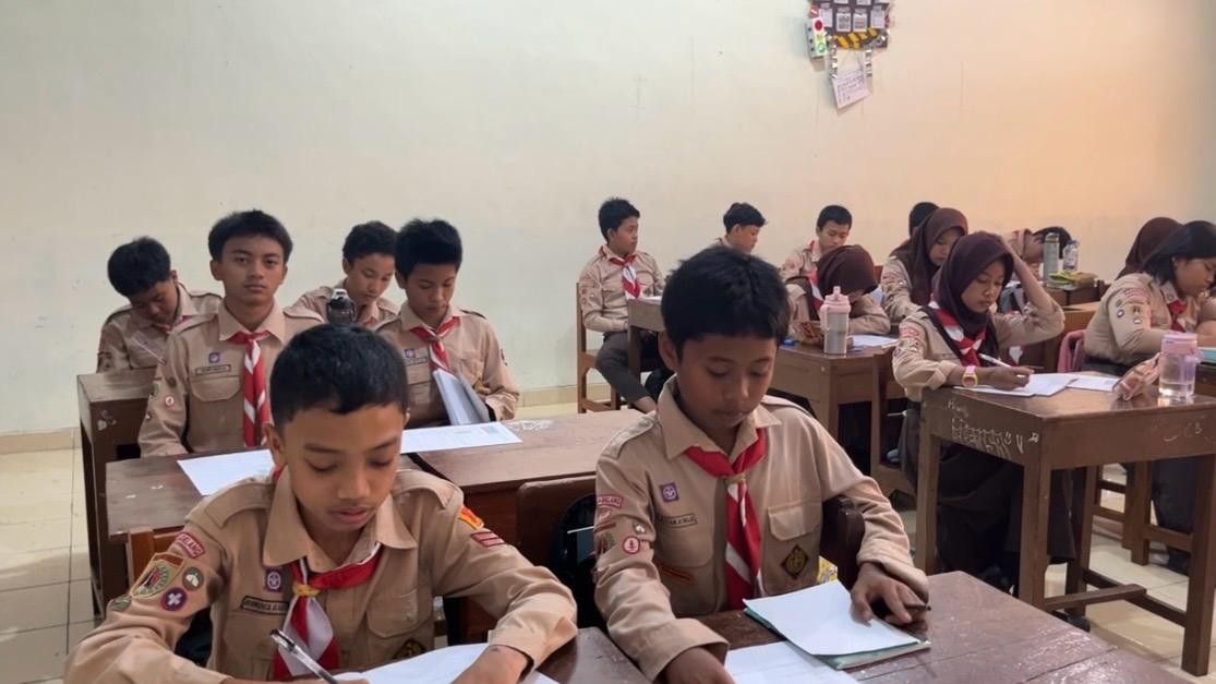 Kolaborasi antara mahasiswa UNTIDAR dan SMP Negeri 1 Muntilan ini menjadi bukti nyata bahwa sinergi antara pendidikan tinggi dan pendidikan dasar mampu menciptakan dampak positif berkelanjutan, sekaligus mencetak generasi emas yang siap bersaing di tingkat nasional dan global. (Dok. Pribadi/Tim Magang Kependidikan Terintegrasi Untidar)