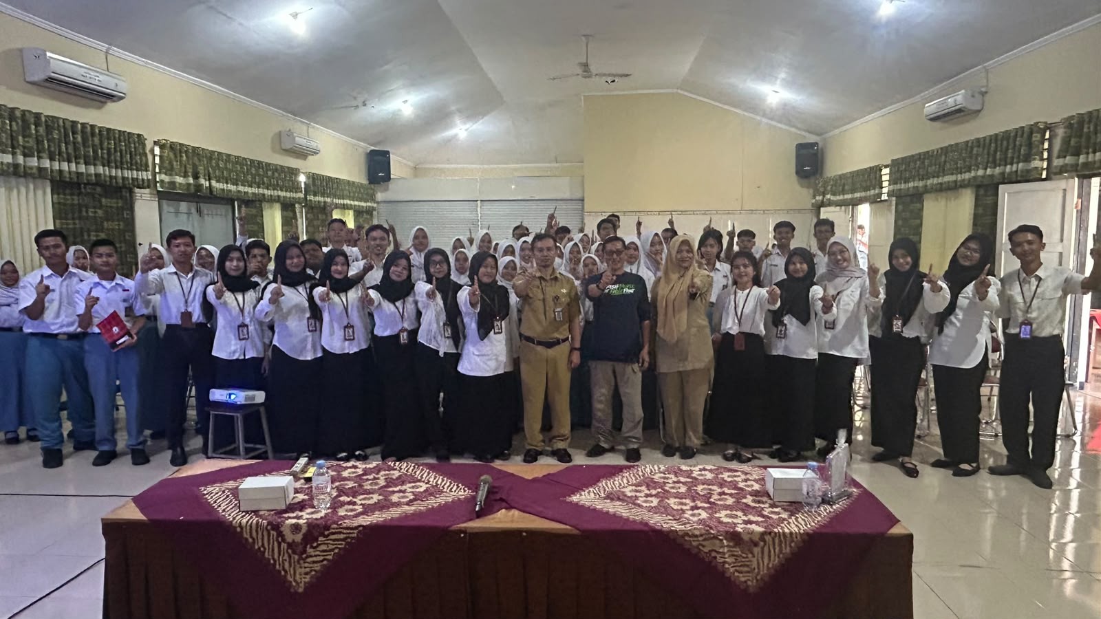 Kegiatan Sosialisasi dan Pelatihan Budidaya Hidroponik. (Dok. Pribadi/MKT Untidar)