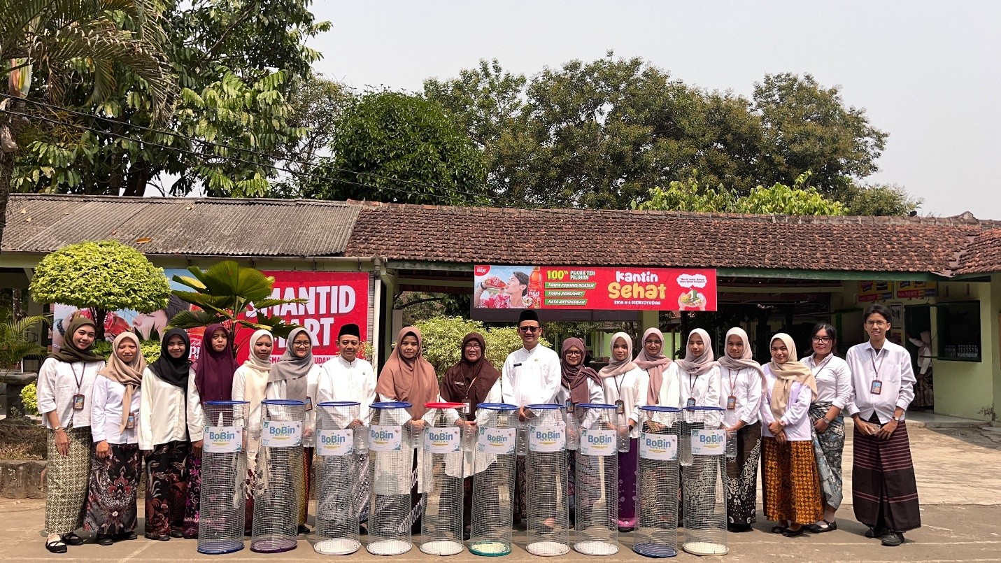Tim mahasiswa berharap BOBIN bisa menjadi model replikatif bagi sekolah lain: murah, mudah dibuat, dan langsung bisa dipakai, karena kepedulian lingkungan butuh sarana, bukan hanya imbauan semata. (Dok. MKT Untidar 2026)