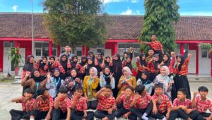 Mahasiswa Kuliah Kerja Nyata (KKN) Universitas Sebelas Maret Kelompok 45 menggelar Pelatihan Pembuatan Gantungan Kunci Daur Ulang Tutup Botol Plastik di SD Negeri Pagerjurang, Kecamatan Musuk, Kabupaten Boyolali. (Dok. Pibadi/KKN 45 UNS)