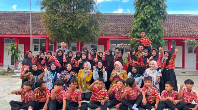 Mahasiswa Kuliah Kerja Nyata (KKN) Universitas Sebelas Maret Kelompok 45 menggelar Pelatihan Pembuatan Gantungan Kunci Daur Ulang Tutup Botol Plastik di SD Negeri Pagerjurang, Kecamatan Musuk, Kabupaten Boyolali. (Dok. Pibadi/KKN 45 UNS)