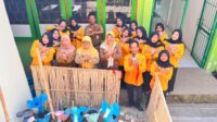 mahasiswa Magang Kependidikan Terintegrasi (MKT) Universitas Tidar tahun 2026 Foto bersama Pihak Sekolah dalam Rangka Penyerahan Program Kerja Tanaman Obat Keluarga (Toga) (Dok. Pribadi/Mahasiswa MKT Untidar)
