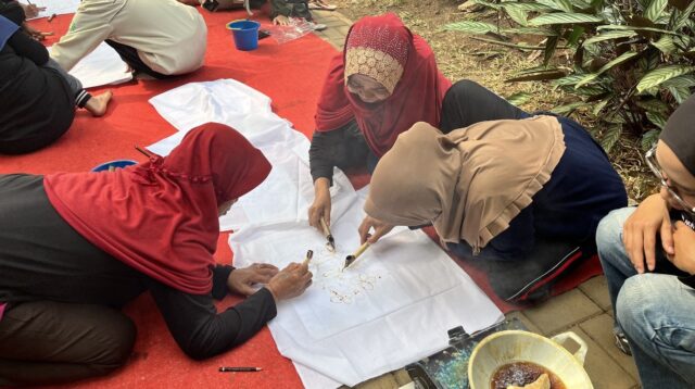 Mahasiswa KKN Tematik Rumah Zakat 2026 mendampingi para lansia Kampung Ramah Lansia Dusun Cikoneng 3 dalam proses membatik, Sabtu (15/8/2026). (Dok. Tim KKN Tematik Rumah Zakat 2026)