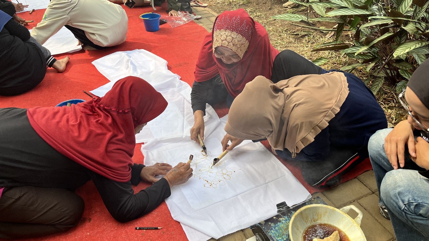 Mahasiswa KKN Tematik Rumah Zakat 2026 mendampingi para lansia Kampung Ramah Lansia Dusun Cikoneng 3 dalam proses membatik, Sabtu (15/8/2026). (Dok. Tim KKN Tematik Rumah Zakat 2026)
