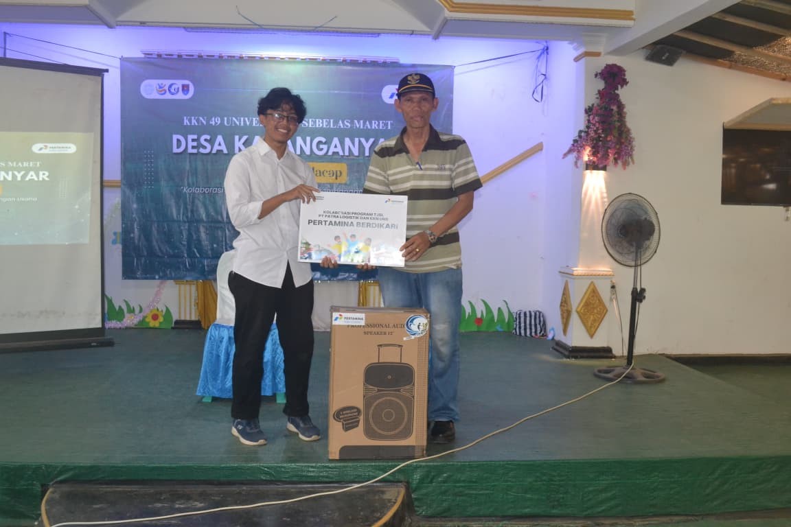 Dokumentasi bersama setelah pelaksanaan kegiatan edukasi penguatan identitas usaha dan promosi produk di Tamariz Cafe, Desa Karanganyar, Kecamatan Adipala, Kabupaten Cilacap bersama KKN UNS Kelompok 49 dan PT Patra Logistik. (Dok. Pribadi/KKN 49 UNS)