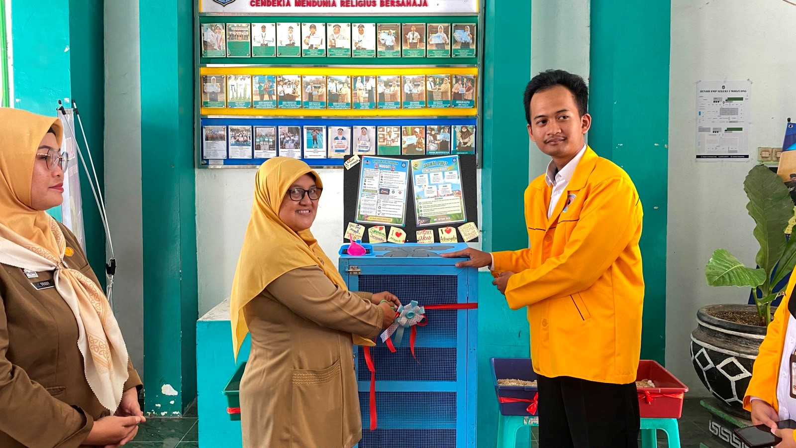 Penyerahan Rumah Maggot kepada Pihak Sekolah bersama Kepala SMP Negeri 7 Magelang. (Dok. Pribadi/MKT Untidar)