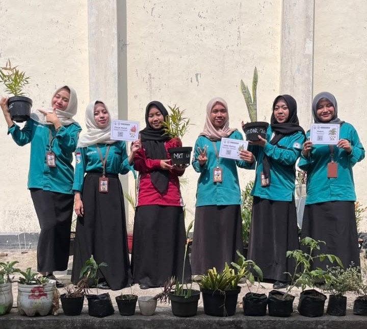 Mahasiswa Magang Kependidikan Terintegrasi (MKT) tahun 2026 melakukan program penghijauan di SMA Negeri 2 Kota Magelang. Kegiatan ini menjadi salah satu bentuk kontribusi mahasiswa dalam mendukung terciptanya lingkungan sekolah yang peduli dan berbudaya lingkungan sebagai bagian dari semangat Sekolah Adiwiyata. (Dok. Pribadi/MKT Untidar 2026)