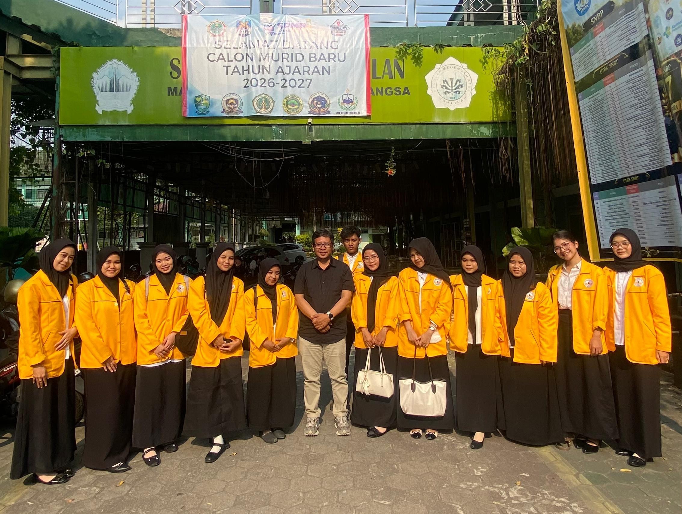 Dokumentasi pembuatan website yang dilakukan oleh mahasiswa MKT Untidar untuk dukung program Adiwiyata SMA Negeri 1 Muntilan. (Dok. Pribadi/MKT Untidar).