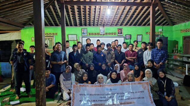 Foto Bersama Pemuda-Pemudi Desa Mundu. (Dok. Pribadi/KKN 144 UNS)