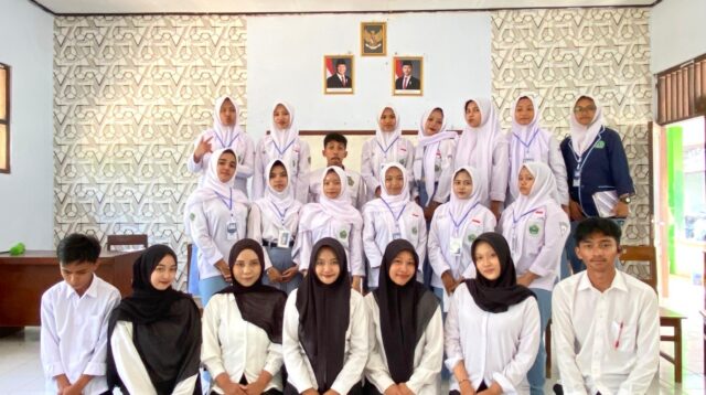 Mahasiswa Magang Kependidikan Terintegrasi (MKT) Universitas Tidar 2026 hidupkan kembali kegiatan Ekstrakurikuler teater di MA Rohmatullah Cokro, Magelang, yang dilaksanakan oleh mahasiswa Pendidikan Bahasa dan Sastra Indonesia serta mahasiswa Pendidikan Biologi, Fakultas Keguruan dan Ilmu Pendidikan (FKIP). (Dok. Pribadi/MKT Untidar)