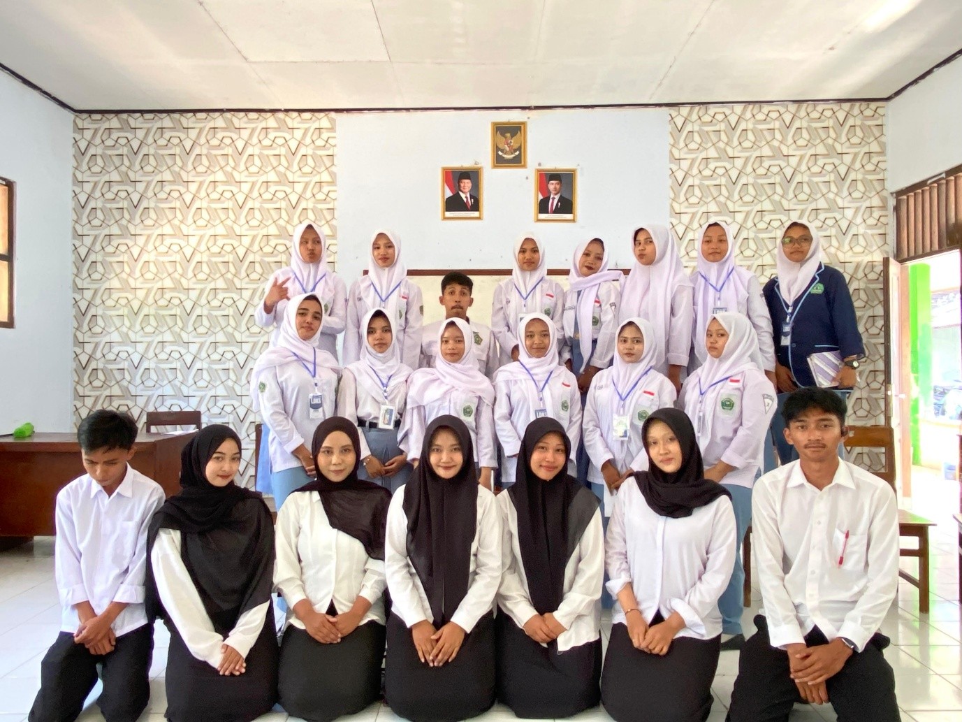 Mahasiswa Magang Kependidikan Terintegrasi (MKT) Universitas Tidar 2026 hidupkan kembali kegiatan Ekstrakurikuler teater di MA Rohmatullah Cokro, Magelang, yang dilaksanakan oleh mahasiswa Pendidikan Bahasa dan Sastra Indonesia serta mahasiswa Pendidikan Biologi, Fakultas Keguruan dan Ilmu Pendidikan (FKIP). (Dok. Pribadi/MKT Untidar)