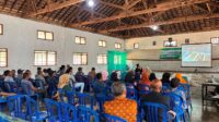 Sosialisasi dan demonstrasi, masyarakat diberikan penjelasan mengenai jenis sampah, dampak sampah pada lingkungan, dan budidaya maggot menggunakan limbah organik rumah tangga sebagai media pakan. (Dok. Pribadi/KKN 169 UNS)