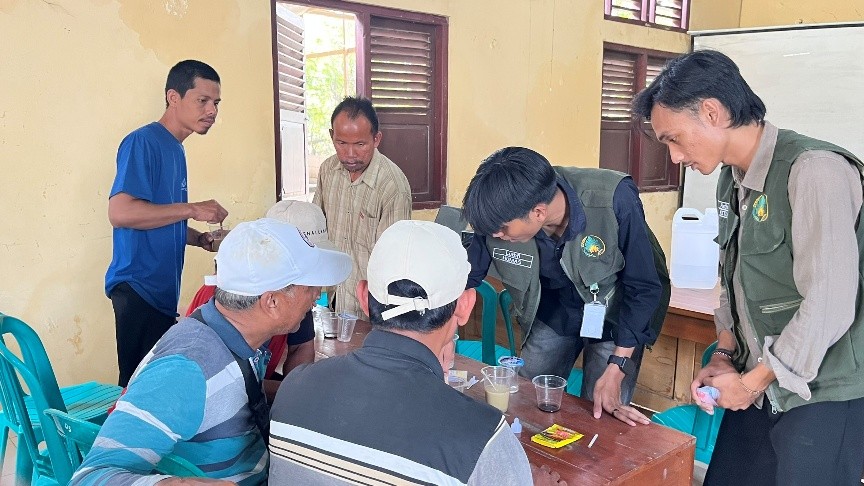 Praktik mengukur pH tanah bersama peserta (Dok. Pribadi/KKN 20 UNS)
