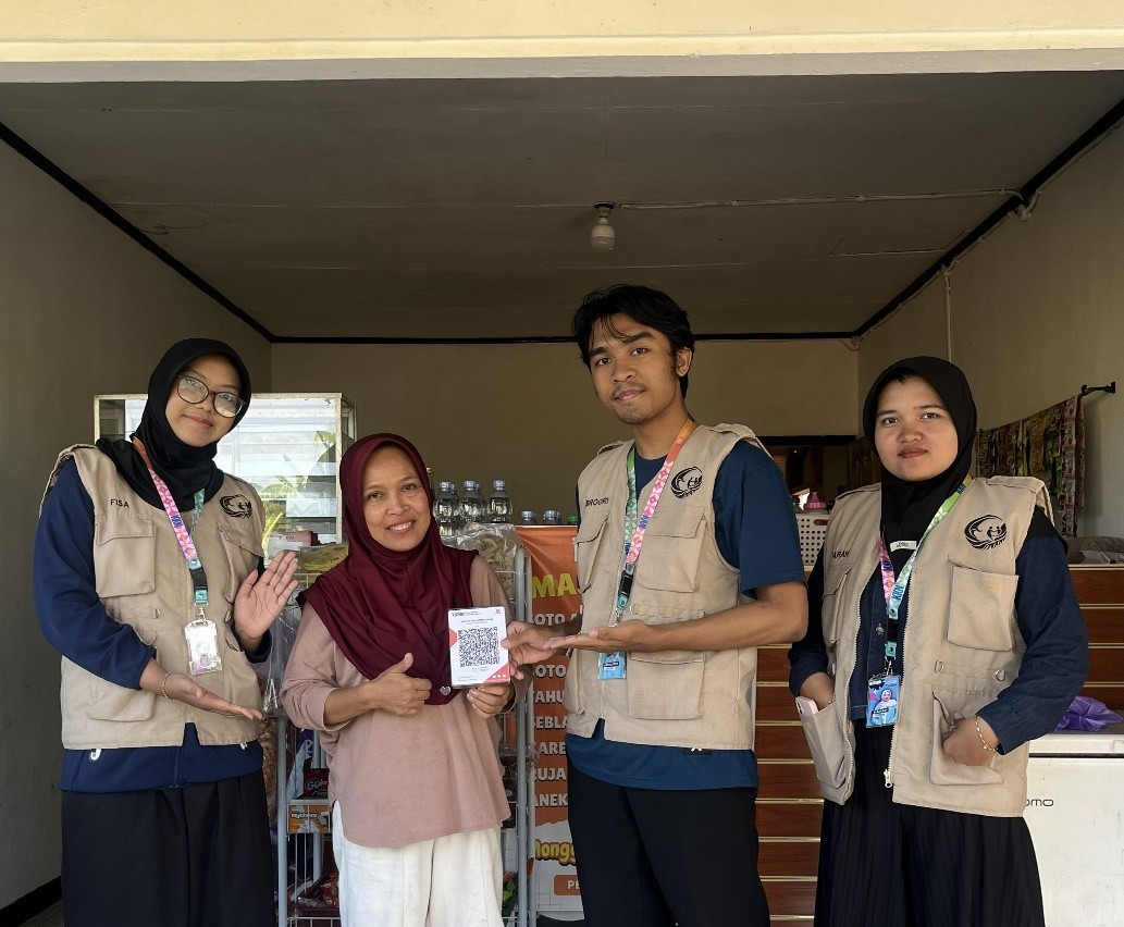 Mahasiswa KKN UNS Kelompok 49 bersama pelaku usaha Desa Karanganyar dalam pendampingan pemanfaatan QRIS sebagai salah satu bentuk digitalisasi transaksi usaha. (Dok. Pribadi/KKN 49 UNS)