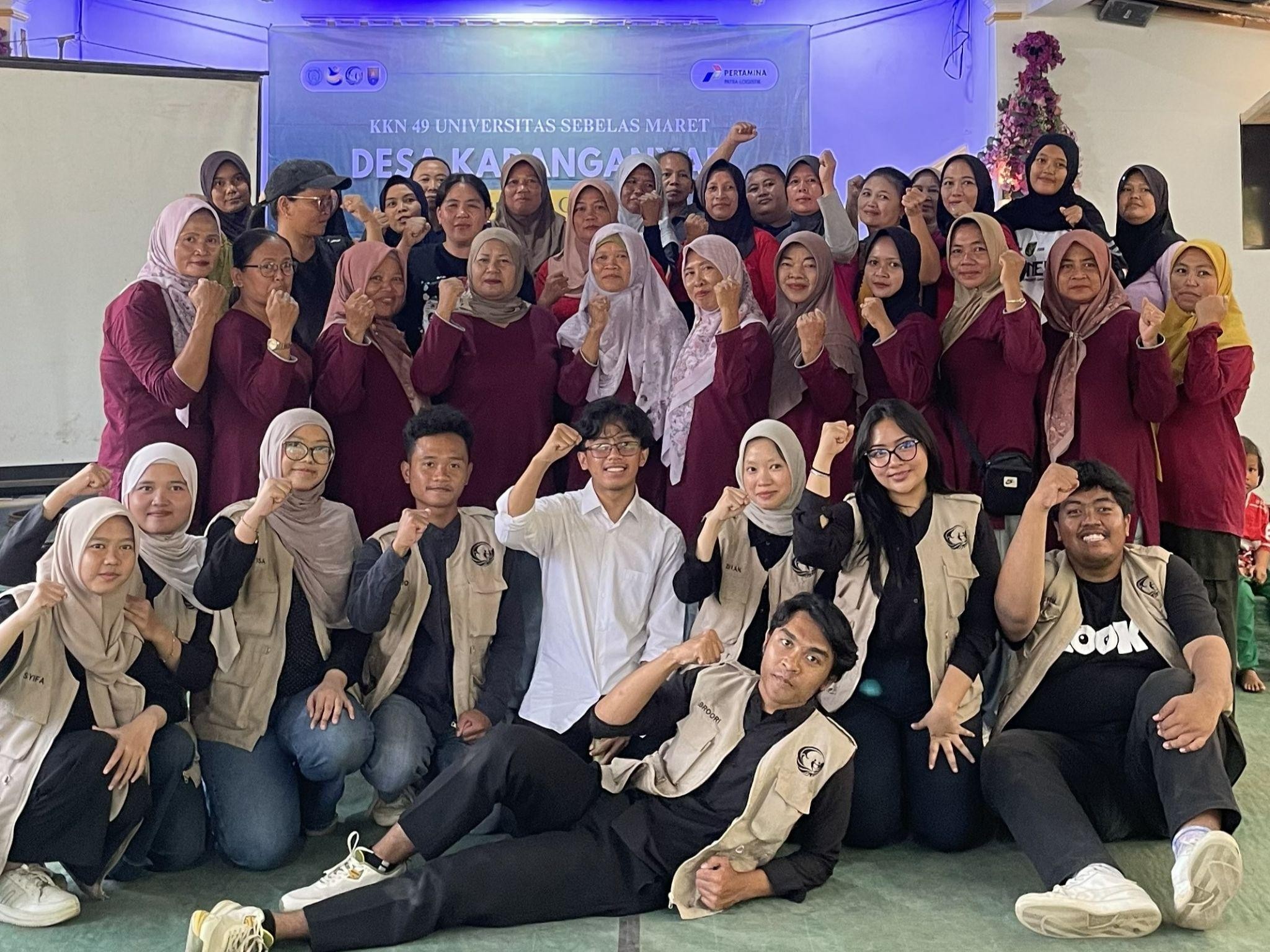 Dokumentasi bersama setelah pelaksanaan kegiatan edukasi penguatan identitas usaha dan promosi produk di Tamariz Cafe, Desa Karanganyar, Kecamatan Adipala, Kabupaten Cilacap bersama KKN UNS Kelompok 49 dan PT Patra Logistik. (Dok. Pribadi/KKN 49 UNS)