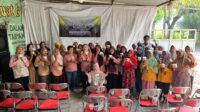 Kelompok KKN 241 Universitas Sebelas Maret (UNS) dan Ibu PKK melakakukan dokumentasi bersama setelah pelaksanaan pelatihan memanfaatkan limbah cangkang telur di Desa Sawo, Sumberharjo, Kecamatan Prambanan, Kabupaten Sleman. (Dok. Pribadi/KKN 241 UNS)