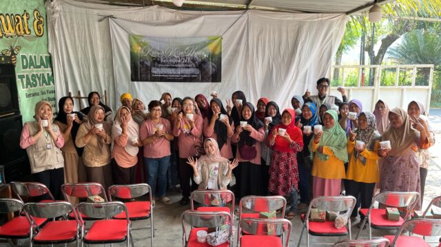 Kelompok KKN 241 Universitas Sebelas Maret (UNS) dan Ibu PKK melakakukan dokumentasi bersama setelah pelaksanaan pelatihan memanfaatkan limbah cangkang telur di Desa Sawo, Sumberharjo, Kecamatan Prambanan, Kabupaten Sleman. (Dok. Pribadi/KKN 241 UNS)