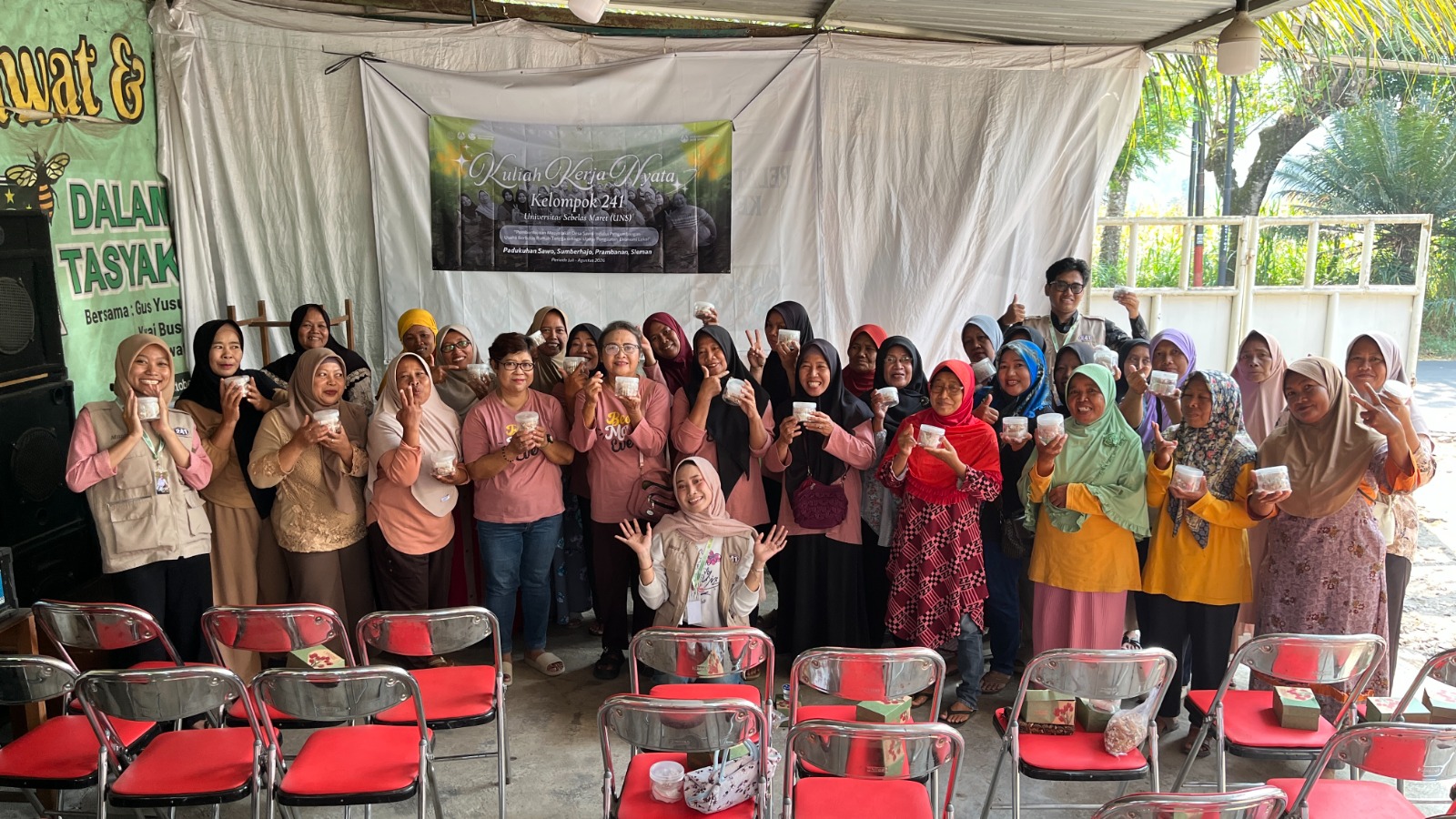 Kelompok KKN 241 Universitas Sebelas Maret (UNS) dan Ibu PKK melakakukan dokumentasi bersama setelah pelaksanaan pelatihan memanfaatkan limbah cangkang telur di Desa Sawo, Sumberharjo, Kecamatan Prambanan, Kabupaten Sleman. (Dok. Pribadi/KKN 241 UNS)
