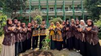 Foto Bersama Mahasiswa Magang Kependidikan Terintegrasi Universitas Tidar dengan Kepala Madrasah MAN 1 Magelang Beserta Jajarannya (Dok. Pribadi /MKT Universitas Tidar 2026)
