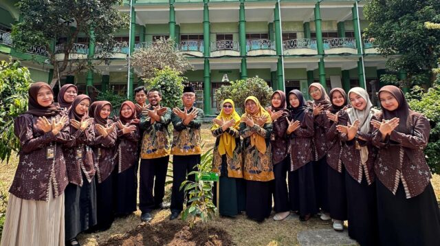 Foto Bersama Mahasiswa Magang Kependidikan Terintegrasi Universitas Tidar dengan Kepala Madrasah MAN 1 Magelang Beserta Jajarannya (Dok. Pribadi /MKT Universitas Tidar 2026)