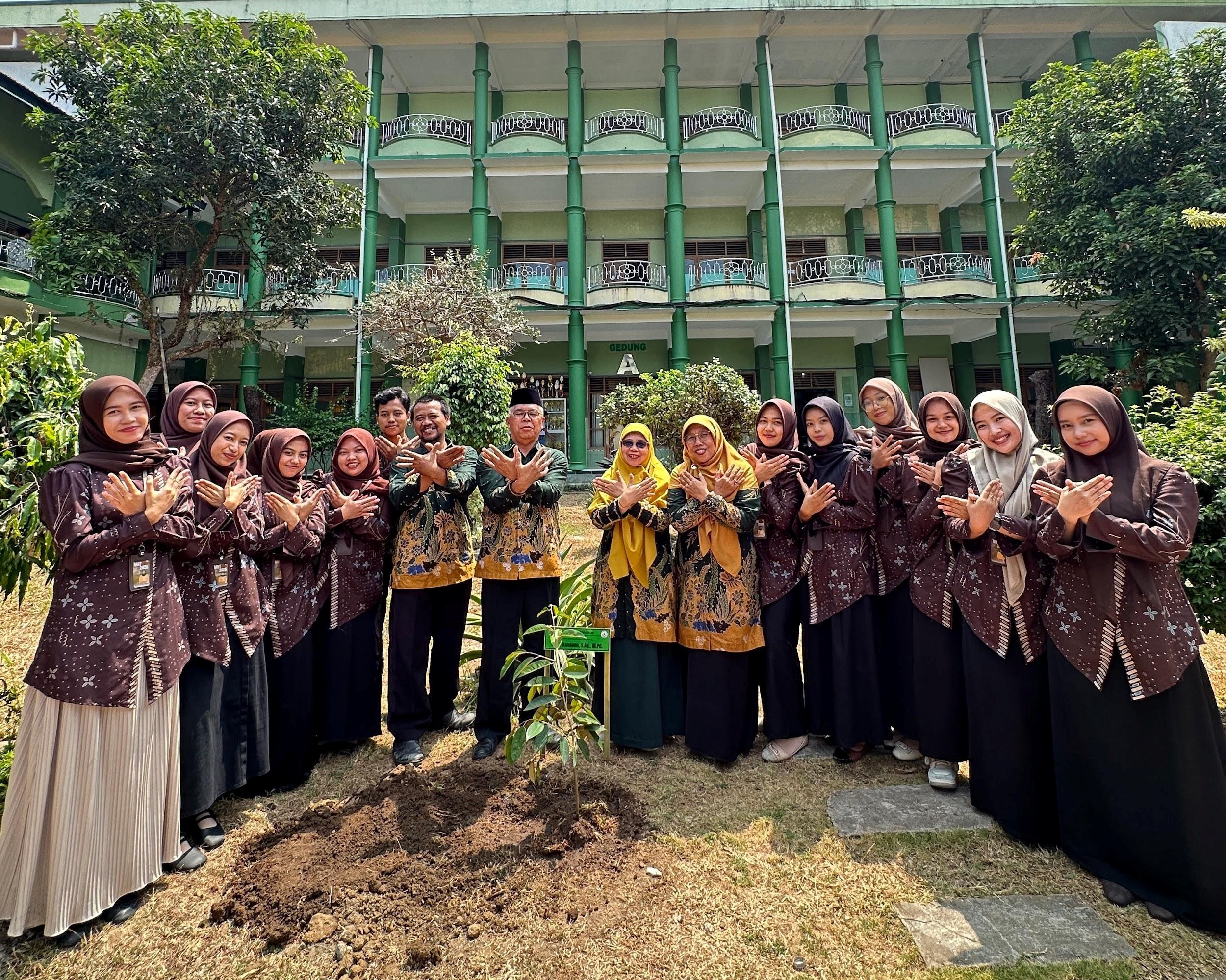 Foto Bersama Mahasiswa Magang Kependidikan Terintegrasi Universitas Tidar dengan Kepala Madrasah MAN 1 Magelang Beserta Jajarannya (Dok. Pribadi /MKT Universitas Tidar 2026)