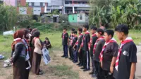 Sejumlah siswa mengikuti kegiatan Perkemahan Jumat-Sabtu (Perjusa) di SMP Negeri 13 Magelang, Jumat-Sabtu (14-15/8/2026). Dalam salah satu rangkaian kegiatan, peserta mengikuti aktivitas di luar lingkungan sekolah dengan didampingi pembina dan pendamping. (Dok. Pribadi/MKT Untidar SMPN 13 Magelang) Sejumlah siswa mengikuti kegiatan Perkemahan Jumat-Sabtu (Perjusa) di SMP Negeri 13 Magelang, Jumat-Sabtu (14-15/8/2026). Dalam salah satu rangkaian kegiatan, peserta mengikuti aktivitas di luar lingkungan sekolah dengan didampingi pembina dan pendamping. (Dok. Pribadi/MKT Untidar SMPN 13 Magelang)