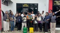 Mahasiswa KKN UNS Kelompok 198 menyerahkan sejumlah properti dan produk hasil program kerja kepada Pemerintah Desa Kalikuning, Pacitan, 19 Agustus 2026. (Dok. Pribadi/KKN 198 UNS)
