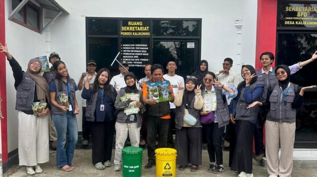 Mahasiswa KKN UNS Kelompok 198 menyerahkan sejumlah properti dan produk hasil program kerja kepada Pemerintah Desa Kalikuning, Pacitan, 19 Agustus 2026. (Dok. Pribadi/KKN 198 UNS)