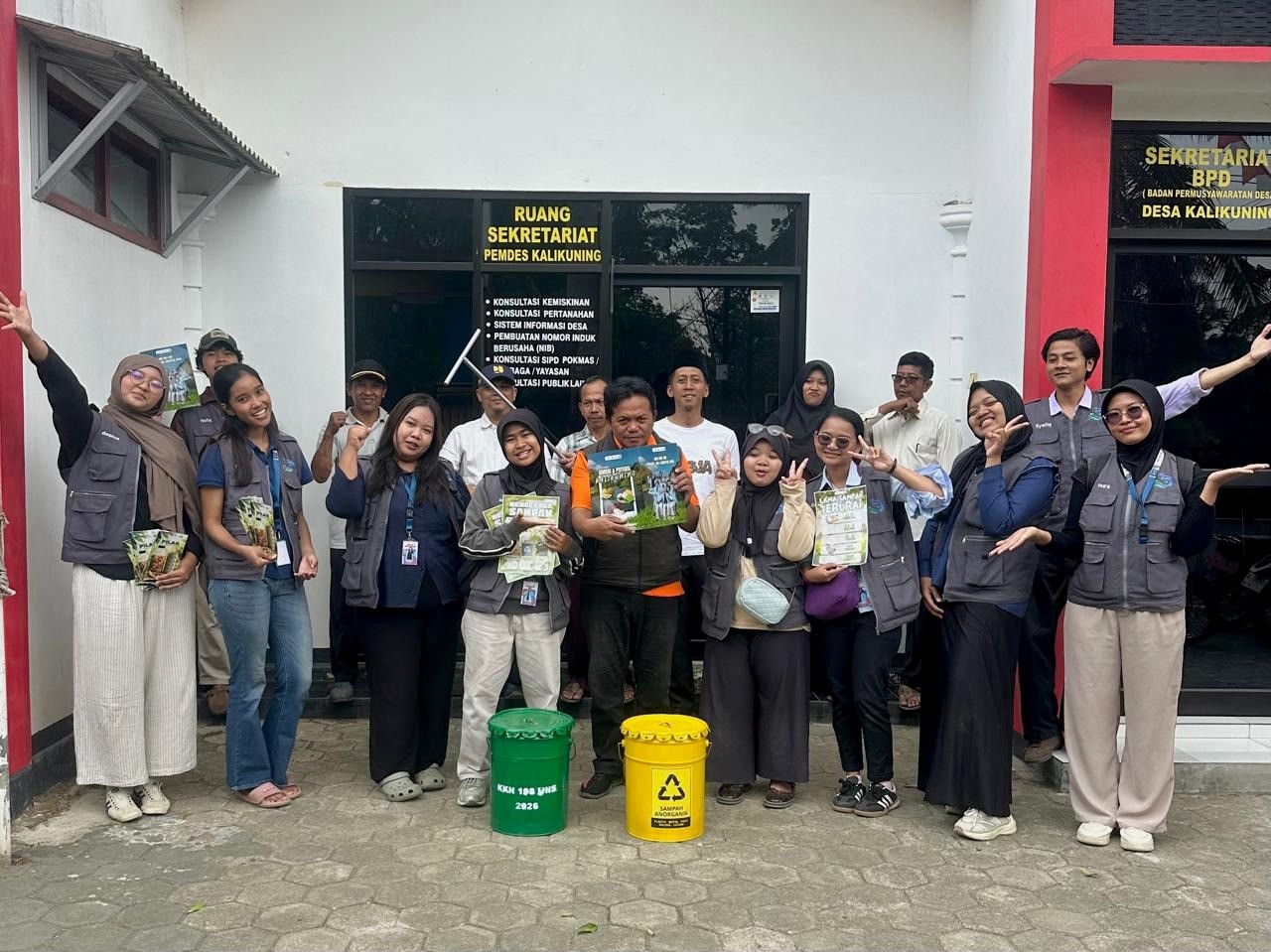 Mahasiswa KKN UNS Kelompok 198 menyerahkan sejumlah properti dan produk hasil program kerja kepada Pemerintah Desa Kalikuning, Pacitan, 19 Agustus 2026. (Dok. Pribadi/KKN 198 UNS)