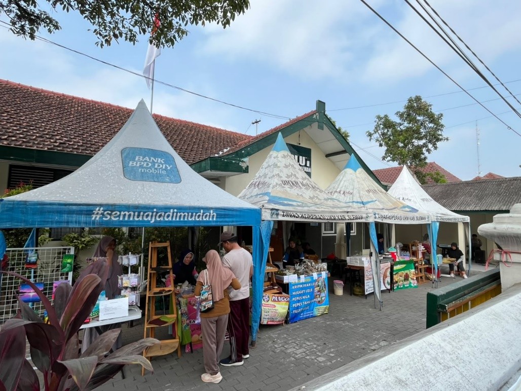 Penyelenggaraan Lapak UMKM setiap hari Jumat merupakan salah satu bentuk dukungan pemerintah daerah dalam mendorong pertumbuhan ekonomi berbasis masyarakat. UMKM memiliki peran strategis sebagai penggerak perekonomian daerah karena mampu menciptakan lapangan kerja, meningkatkan pendapatan masyarakat, serta mengoptimalkan potensi sumber daya lokal. (Dok. Pribadi)