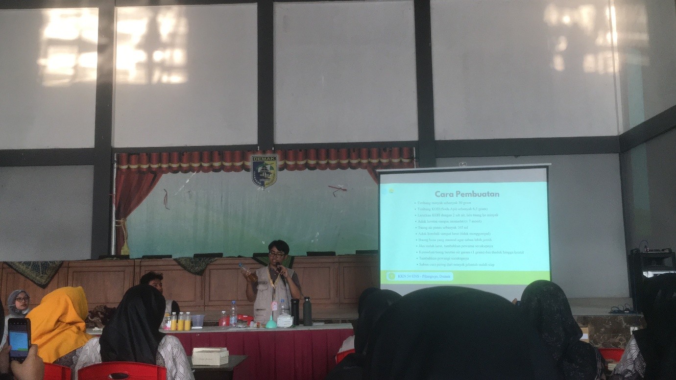  
Demonstrasi pembuatan sabun cuci piring dari minyak jelantah. (Dok. Pribadi/KKN 54 UNS)