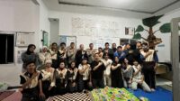 Mahasiswa KKN Tematik Rumah Zakat 2026 UIN Sunan Gunung Djati Bandung bersama pihak kepolisian dan peserta kegiatan SIAGA usai penyuluhan keamanan lingkungan di Desa Cibiru Wetan, Kabupaten Bandung, Jumat (31/7/2026). (Dok. Pribadi/KKN Tematik Rumah Zakat 2026) Mahasiswa KKN Tematik Rumah Zakat 2026 UIN Sunan Gunung Djati Bandung bersama pihak kepolisian dan peserta kegiatan SIAGA usai penyuluhan keamanan lingkungan di Desa Cibiru Wetan, Kabupaten Bandung, Jumat (31/7/2026). (Dok. Pribadi/KKN Tematik Rumah Zakat 2026)