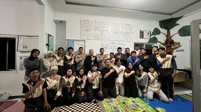 Mahasiswa KKN Tematik Rumah Zakat 2026 UIN Sunan Gunung Djati Bandung bersama pihak kepolisian dan peserta kegiatan SIAGA usai penyuluhan keamanan lingkungan di Desa Cibiru Wetan, Kabupaten Bandung, Jumat (31/7/2026). (Dok. Pribadi/KKN Tematik Rumah Zakat 2026)