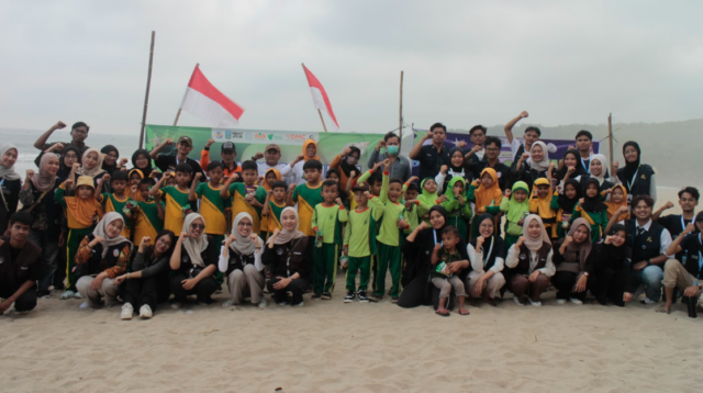 Foto Bersama Kegiatan Pelepasan Tukik pada Siklus Kedua. (Dok. Pribadi/KKN 192 UNS)