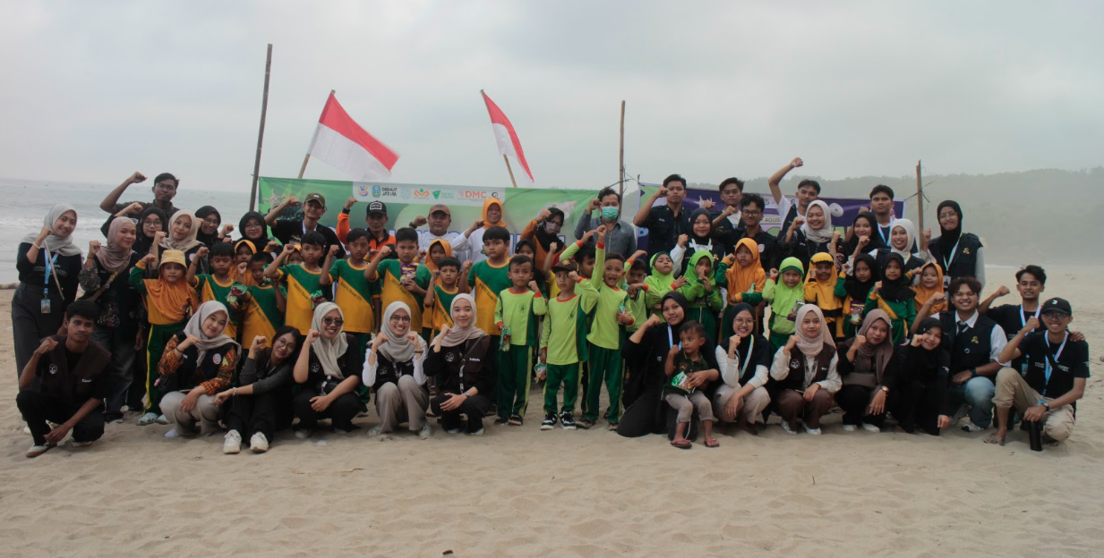 Foto Bersama Kegiatan Pelepasan Tukik pada Siklus Kedua. (Dok. Pribadi/KKN 192 UNS)