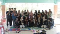 Foto Bersama Ibu-ibu PKK Desa Sindon pada Workshop Lilin Aromaterapi dari Minyak Jelantah. (Dok. Pribadi/KKN 192 UNS)