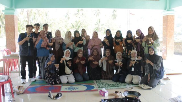 Foto Bersama Ibu-ibu PKK Desa Sindon pada Workshop Lilin Aromaterapi dari Minyak Jelantah. (Dok. Pribadi/KKN 192 UNS)