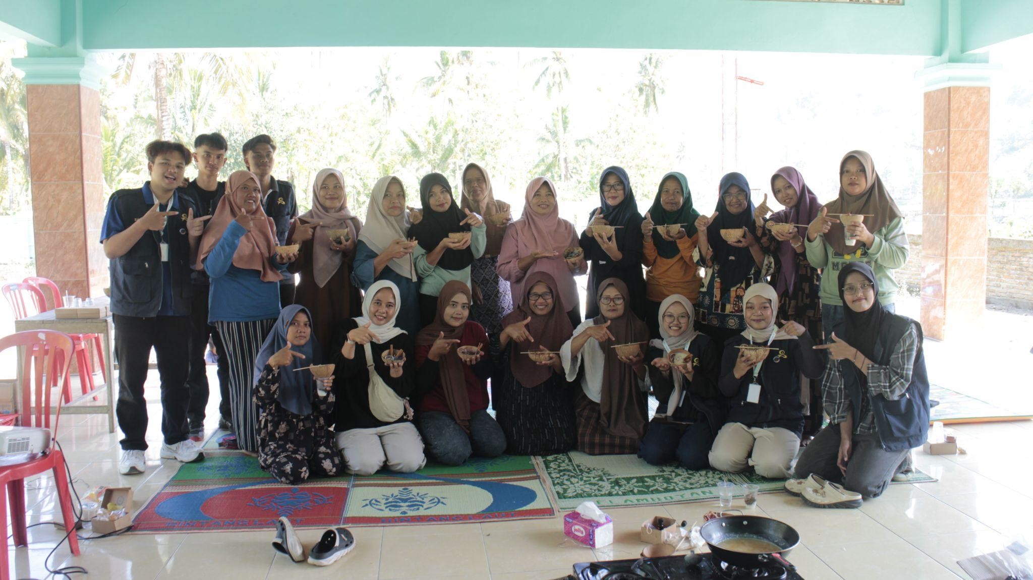 Foto Bersama Ibu-ibu PKK Desa Sindon pada Workshop Lilin Aromaterapi dari Minyak Jelantah. (Dok. Pribadi/KKN 192 UNS)