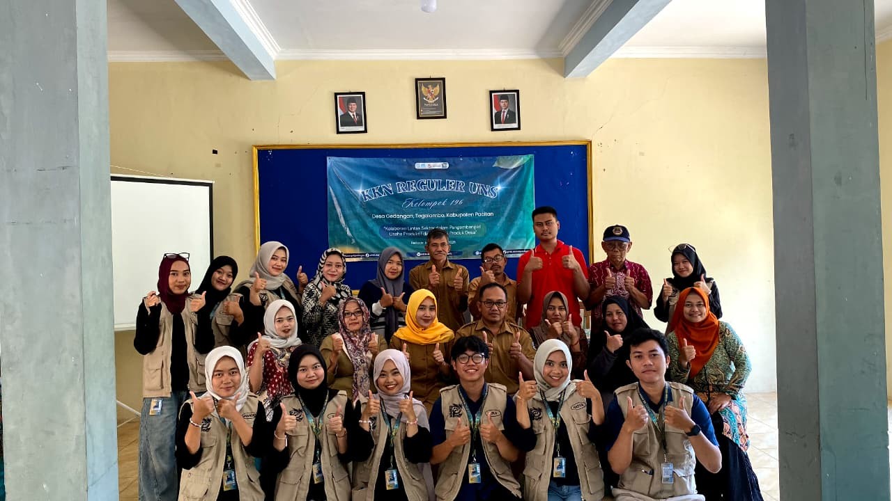 Foto bersama pada acara sosialisasi dan peresmian website desa pada Senin (10/8) di Balai Desa Gedangan. (Dok. Pribadi/KKN 196 UNS)