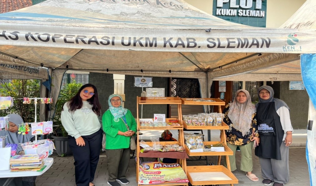 Lapak UMKM di PLUT KUKM Sleman menjadi ruang bagi pelaku usaha untuk memperkenalkan produk, berinteraksi langsung dengan konsumen, sekaligus memperluas akses pemasaran. kegiatan ini juga menjadi bagian dari proses pendampingan dan pengembangan UMKM, mulai dari kualitas produk, rasa, kemasan, hingga kesiapan memasuki pasar yang lebih luas. (Dok. Pribadi)