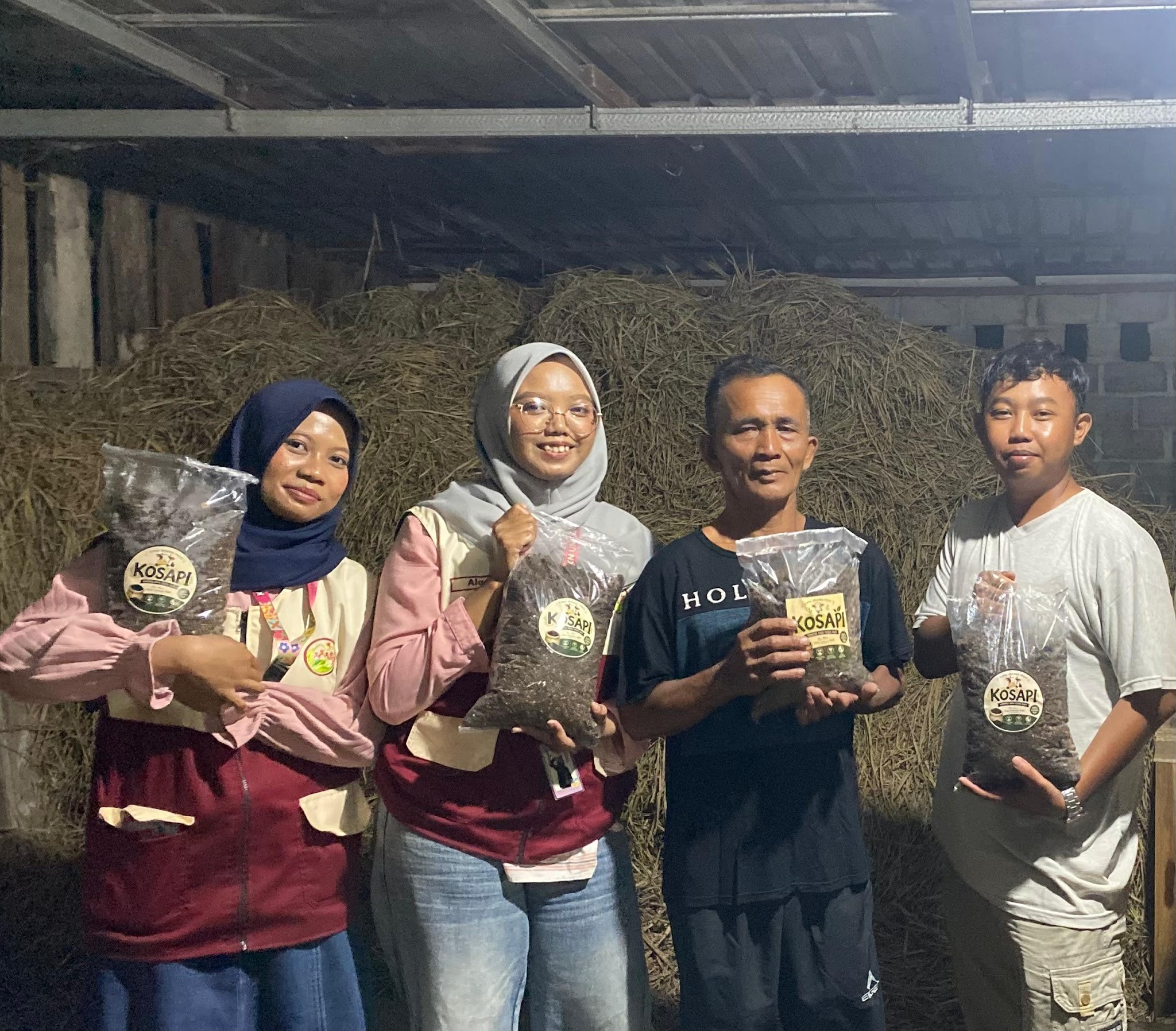 Penyerahan pupuk organik padat yang sudah jadi kepada Bapak Kawito selaku Ketua Kelompok Tani Ternak (KTT) Sayuk Rukun. (Dok. Pribadi/KKN UNS Kelompok 44)