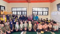 Tim Magang Kependidikan Terintegrasi (MKT) melaksanakan penyerahan hadiah piala bergilir sebagai bentuk apresiasi kepada siswa yang berpartisipasi dalam kegiatan mading. Pemberian penghargaan ini bertujuan untuk meningkatkan motivasi siswa dalam berkarya, memperkuat budaya literasi sekolah, serta mendorong keterlibatan aktif siswa dalam berbagai kegiatan kreatif dan edukatif. (Dok. Pribadi/MKT Untidar2026)