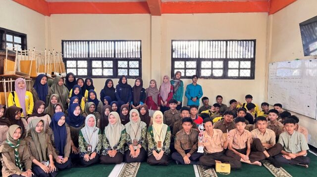 Tim Magang Kependidikan Terintegrasi (MKT) melaksanakan penyerahan hadiah piala bergilir sebagai bentuk apresiasi kepada siswa yang berpartisipasi dalam kegiatan mading. Pemberian penghargaan ini bertujuan untuk meningkatkan motivasi siswa dalam berkarya, memperkuat budaya literasi sekolah, serta mendorong keterlibatan aktif siswa dalam berbagai kegiatan kreatif dan edukatif. (Dok. Pribadi/MKT Untidar2026)